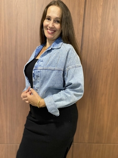 JAQUETA JEANS CROPPED COM STRASS