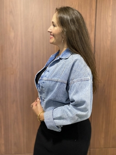 JAQUETA JEANS CROPPED COM STRASS na internet