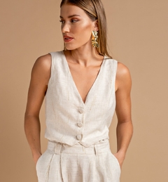 COLETE EM LINHO CROPPED COM DETALHE EM FIO DE DOURADO