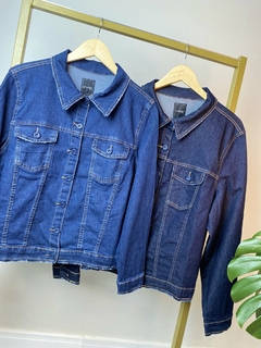 JAQUETA JEANS COM ELASTANO CROPPED PLUS SIZE - Amsterdam Closet