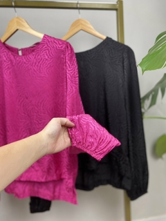 BLUSA EM CETIM SOLTA FEMININA