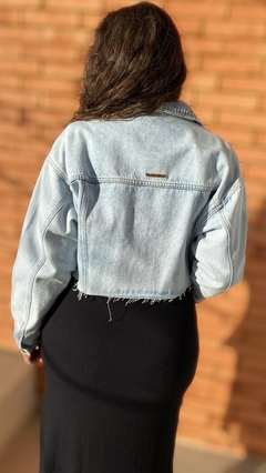 JAQUETA JEANS TRUCKER CROPPED MANGA LONGA - comprar online