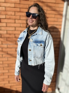 JAQUETA JEANS TRUCKER CROPPED MANGA LONGA - Amsterdam Closet