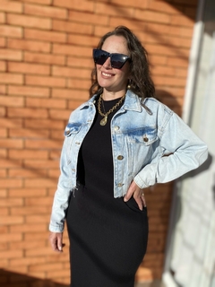 JAQUETA JEANS TRUCKER CROPPED MANGA LONGA na internet
