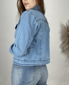 JAQUETA JEANS MANGA LONGA COM ELASTANO