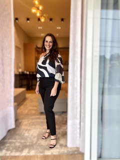 BLUSA BALONÊ EM CREPE COM AMARRAÇÃO na internet