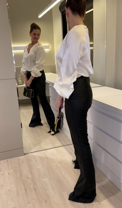 BLUSA EM CETIM BRANCA FEMININA - Amsterdam Closet
