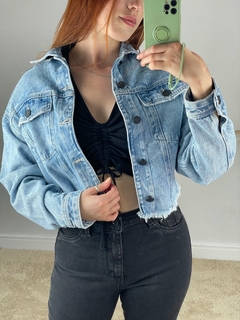 JAQUETA JEANS CROPPED MANGA LONGA