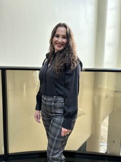 CAMISA ALFAIATARIA SOLTA COM DETALHE BRILHO NA GOLA E PUNHO - comprar online