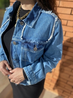 JAQUETA JEANS MANGA LONGA COM STRASS - Amsterdam Closet