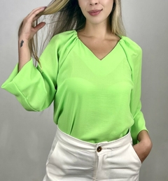 BLUSA EM CREPE SOLTA FEMININA