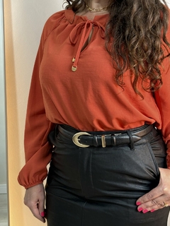 BLUSA EM CREPE SOLTA LARANJA FEMININA - comprar online