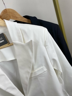 BLAZER CROPPED SOLTO COM DETALHE DE LAPELA FEMININO - loja online