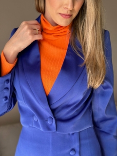 BLAZER EM CETIM CROPPED MANGA LONGA