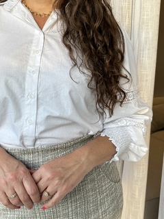 CAMISA EM ALFAITARIA COM DETALHE BORDADO NAS MANGAS na internet