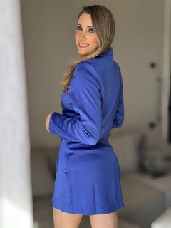 BLAZER EM CETIM CROPPED MANGA LONGA na internet