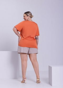 BLUSA VISCOSE COM DECOTE V PLUS SIZE - Amsterdam Closet