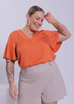 BLUSA VISCOSE COM DECOTE V PLUS SIZE - Amsterdam Closet