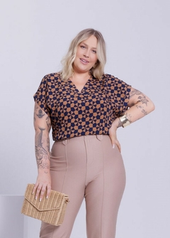 BLUSA EM VISCOSE PLUS SIZE ESTAMPADA
