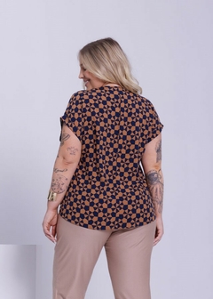 BLUSA EM VISCOSE PLUS SIZE ESTAMPADA - comprar online