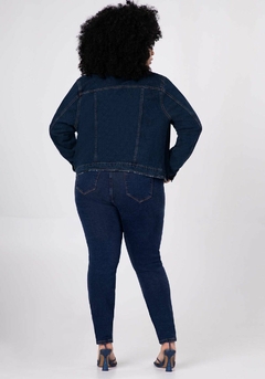 JAQUETA JEANS COM ELASTANO CROPPED PLUS SIZE - Amsterdam Closet
