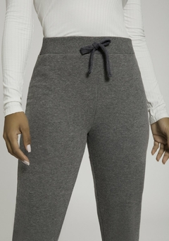 CALÇA FEMININA EM MOLETOM FELPADO