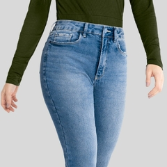 CALÇA JEANS SKINNY CHAPA BARRIGA ESTONADA AZUL CLARO - loja online