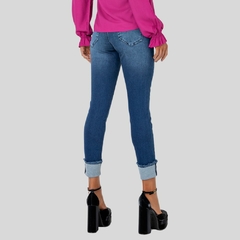 CALÇA JEANS FEMININA SKINNY CROPPED COM DETALHE NA BARRA - comprar online