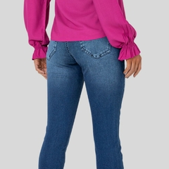 CALÇA JEANS FEMININA SKINNY CROPPED COM DETALHE NA BARRA - loja online