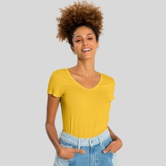 BLUSA BÁSICA EM MALHA VISCOSE COM MANGA CURTA - comprar online
