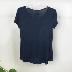 BLUSA BÁSICA EM MALHA VISCOSE COM MANGA CURTA