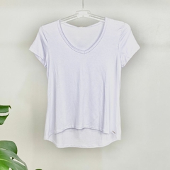 BLUSA BÁSICA EM MALHA VISCOSE COM MANGA CURTA