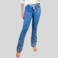 CALÇA JEANS FEMININA BOOT CUT GANCHO MEDIO AZUL CLARO na internet
