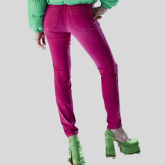 CALÇA JEANS CIGARRETE FEMININA ROSA na internet