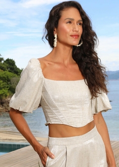 TOP CROPPED EM LINHO JUSTO COM BRILHO