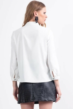 BLUSA FEMININA EM ALFAIATARIA MANGA 3/4 BRANCA - comprar online