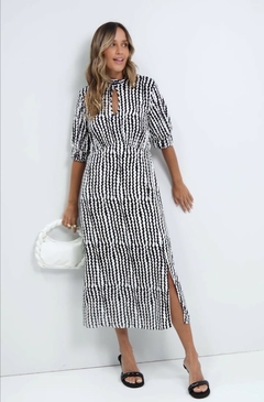 VESTIDO EM VISCOSE TECIDO MIDI COM FENDAS NAS LATERAIS