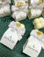 Mini Bubble personalizada em vela aromática, embalagem com laço em cetim, pérola decorativa e flores preservadas.