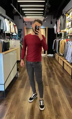 JEAN NEGRO CON ROTOS EN RODILLA SKINNY FIT on internet