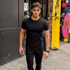 CAMISETA NEGRA CUELLO REDONDO