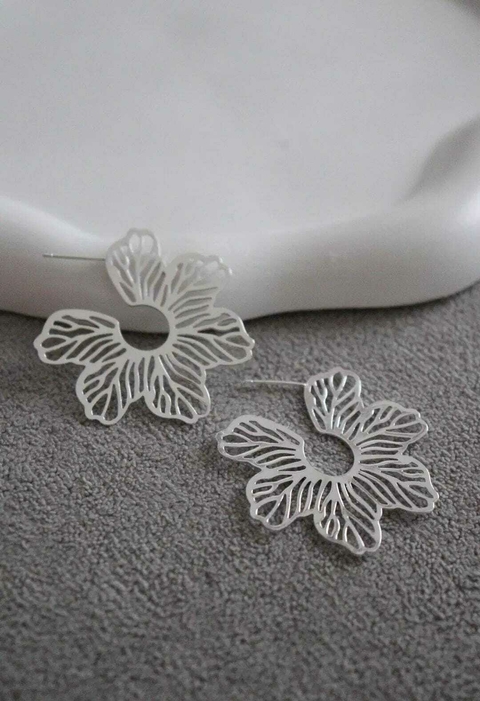 Brinco Flor Vazada - Banhado a Prata