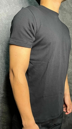 CAMISETA GOLA MÉDIA ALGODÃO EGIPCIO PRETO - comprar online