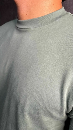 CAMISETA GOLA MÉDIA ALGODÃO EGIPCIO VERDE MUSGO