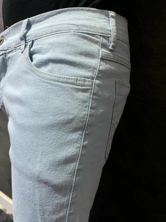 CALÇA JEANS SLIM AZUL CLARO - comprar online