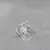 Anillo plata, detalle de flores