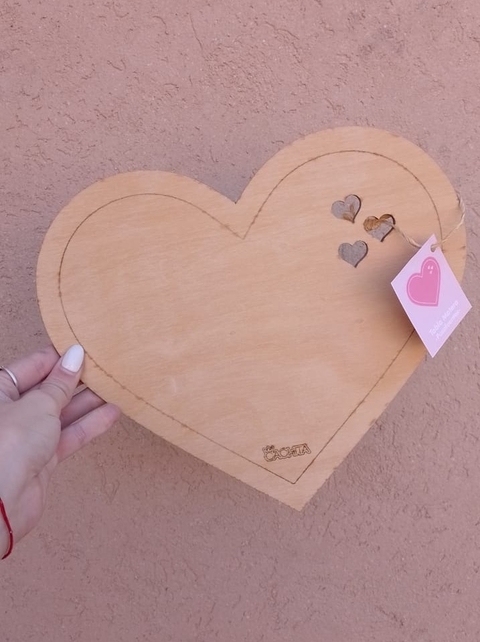 Tabla posa fuentes de madera forma corazon - comprar online