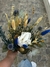 Imagen de Ramo seco grande con flor de tela tonos azules