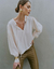 BLUSA DECOTE V COM DETALHE PUNHO BEGE - comprar online