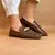Imagem do Loafer em verniz com detalhe em metal dourado