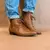 Bota amarrada salto baixo e bico fino - comprar online